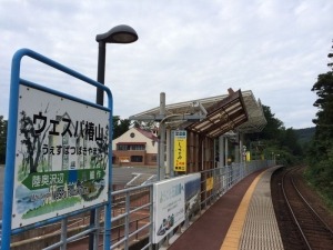 リゾートしらかみの停車するウェスパ椿山駅