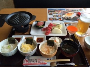 併設されたレストランで食べられる、ご当地グルメの深浦マグロステーキ丼