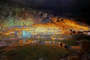 棚田のような「百枚皿」