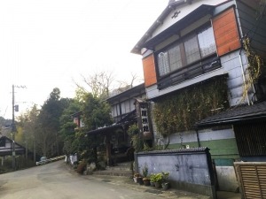 まず訪れたのは中屋旅館です。